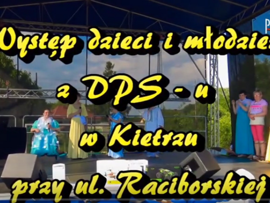 Występ dzieci i młodzieży z DPS-u w Kietrzu przy ul. Raciborskiej
